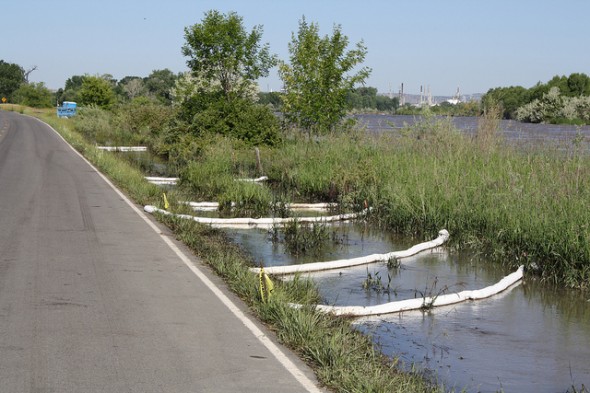 Booms placed along the Yellowstone River to capture spilled oil. (Photo Credit: USFWS/David Rouse/Flickr)